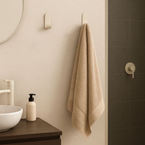 Patères murales noires fixées au mur sans perçage, servant de porte-manteau, porte-sac et porte-accessoires dans une entrée