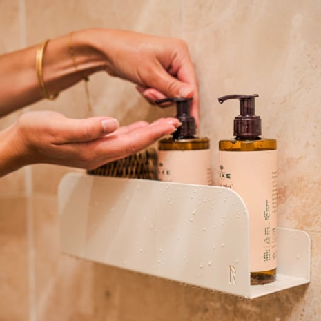 Étagère de douche en acier plié à fixation adhésive sans perçage – 30 × 8 cm – Noir mat fine texture