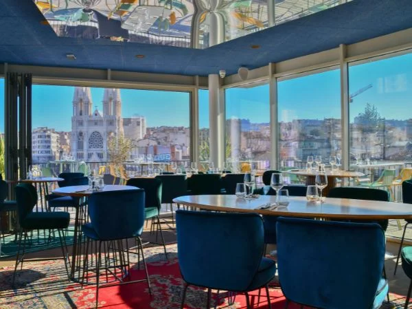 Gestaltung der Dachterrasse Les reformés in Marseille mit unserem konischen Tischbeine für hohe Tische mit runden oder ovalen Tischplatten ausgestattet. Benutzerdefinierte Höhe und blaue Farbe - L'HARMONIEUX Modell.