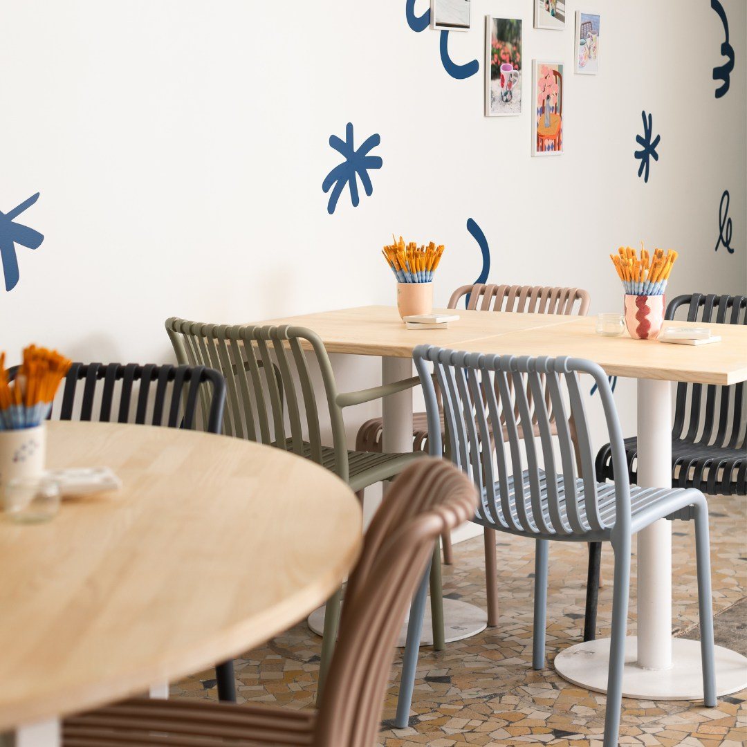 Ein Restaurant mit Ripaton-Tischen